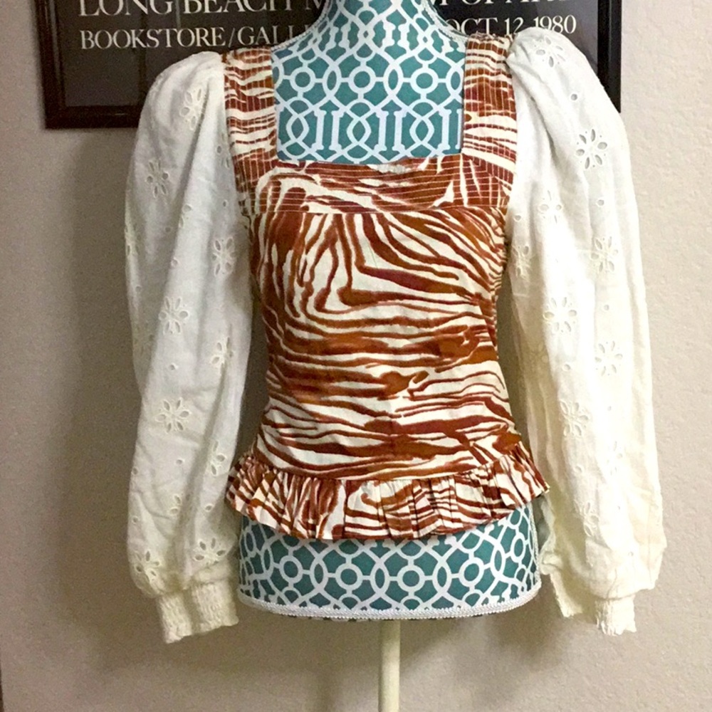 Top-Clip Eyelet Cham A Print. Balloon sleeves